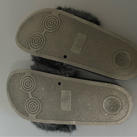 Women’s black size 5 Steve Madden fuzzy slippers - Picture 3 of 4